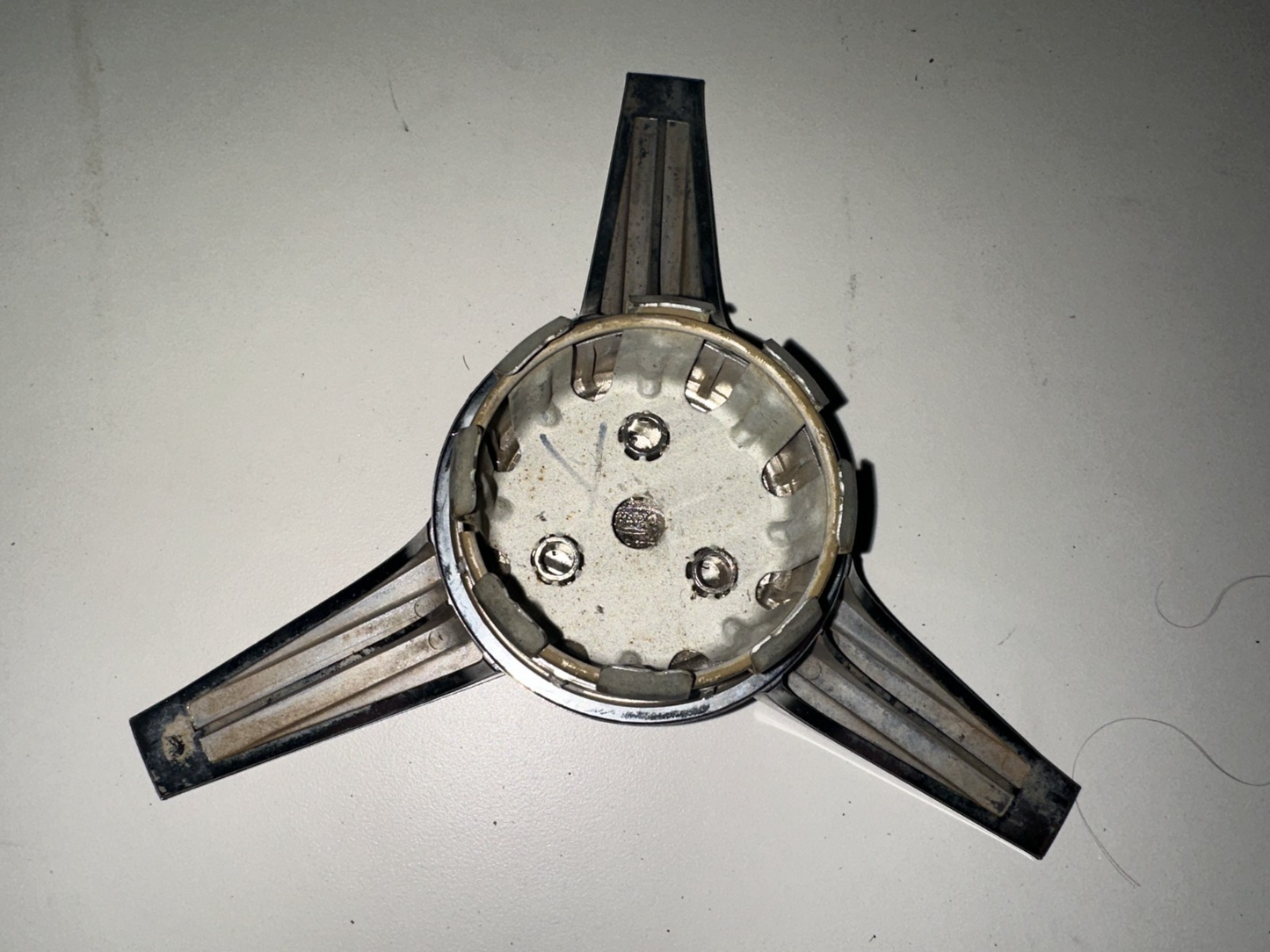 05-09 Ford Mustang 3-bar Spinner Wheel Chrome Center Cap Ford Logo OEM