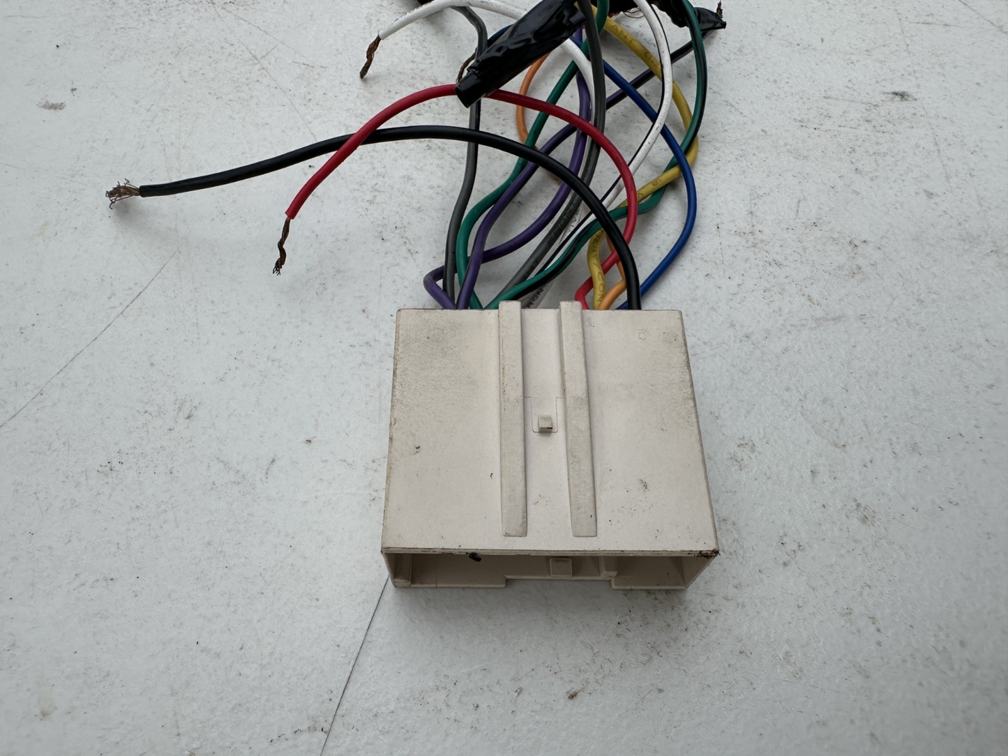 05-09 Ford Mustang Aftermarket Radio Wiring Plug W/ Shaker 500 Adapter