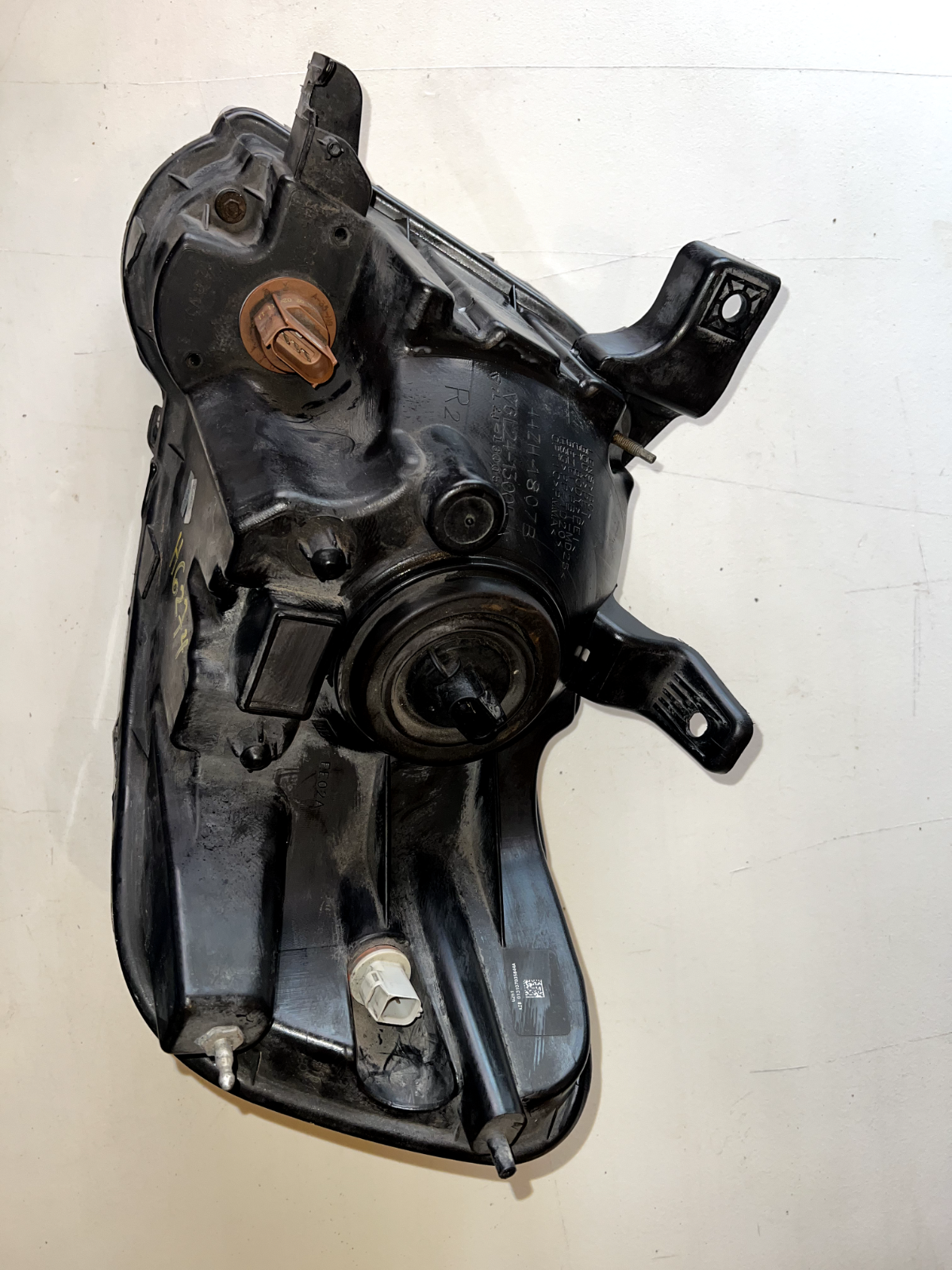 06-10 Ford Explorer Passenger Right Headlight Clear Background OEM With Bulbs