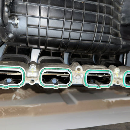 2005-2007 Ford Mustang 4.6L V8 3V Intake Manifold OEM W/ Motion Plates