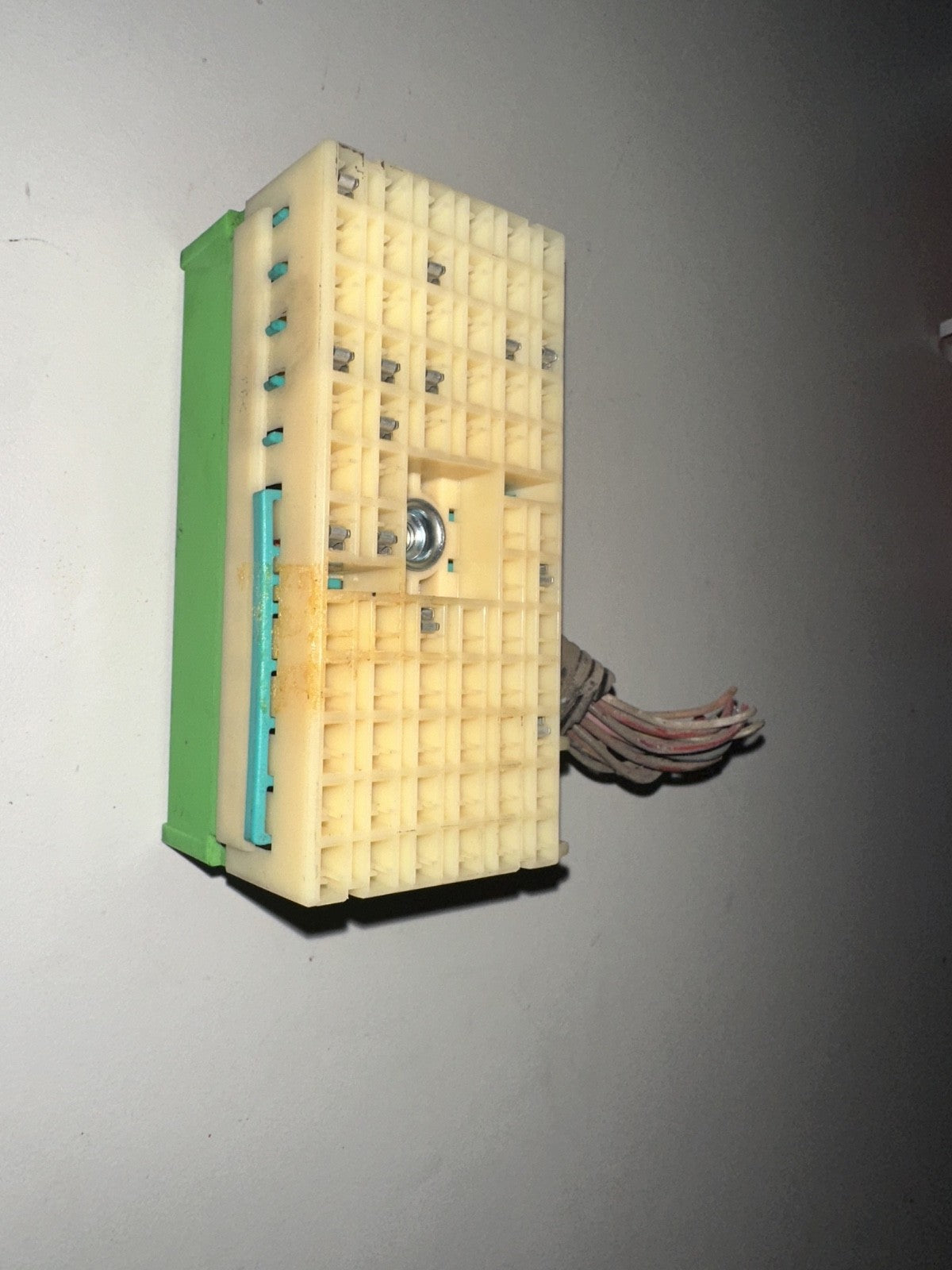 05-06 Ford Mustang Under Hood Fuse Box Connector OEM W/ Wires