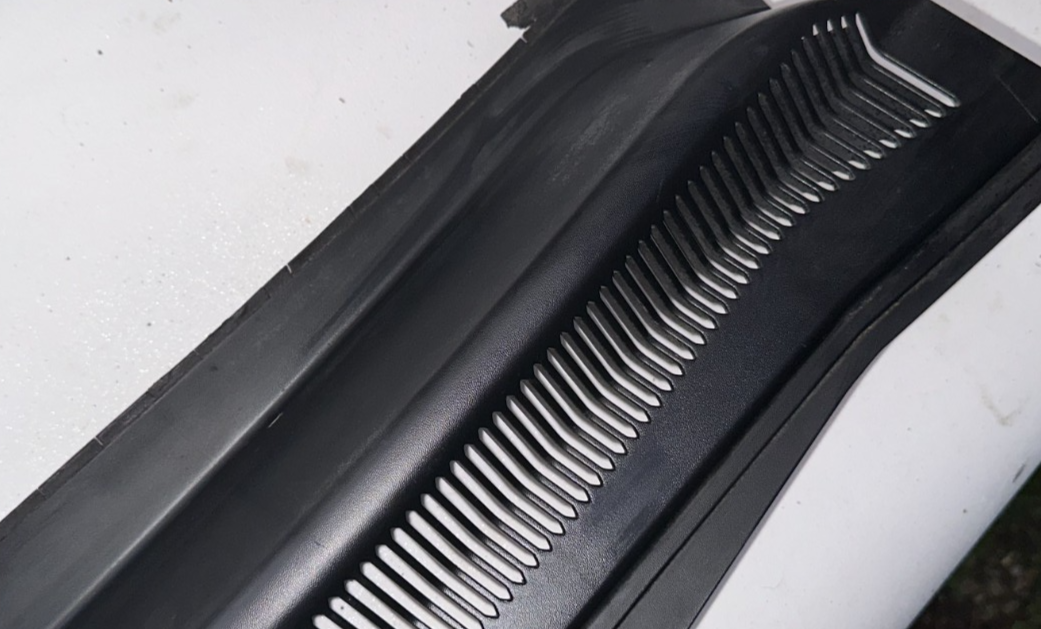 05-09 Ford Mustang RH Passenger Wiper Dash Top Cowl Grille Vent OEM