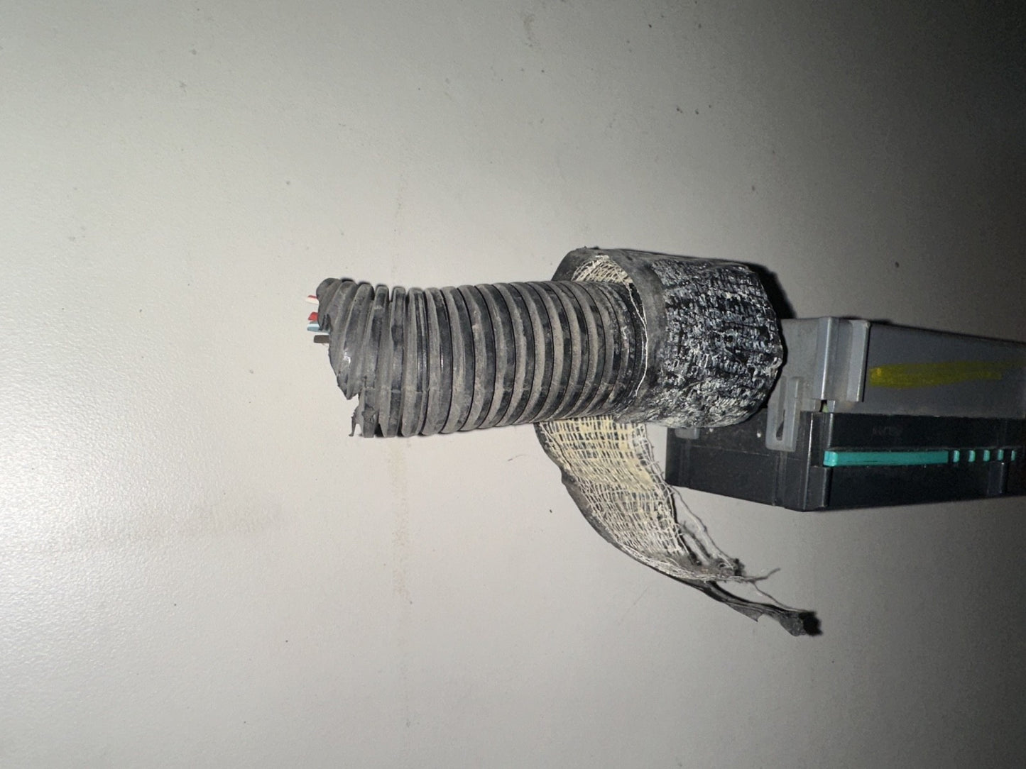 05-06 Ford Mustang Fuse Box Under Hood Connector OEM W/ Wires