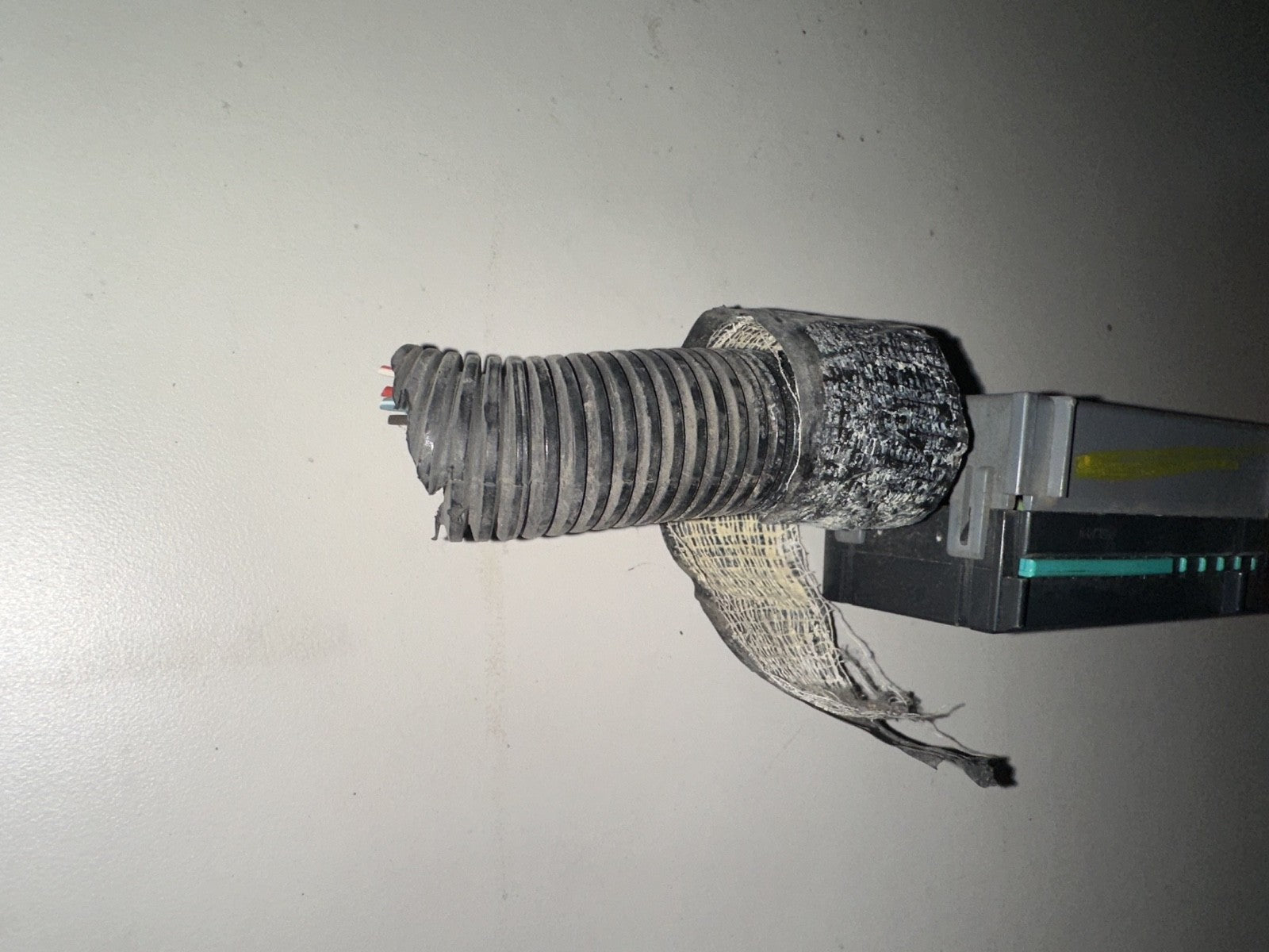 05-06 Ford Mustang Fuse Box Under Hood Connector OEM W/ Wires