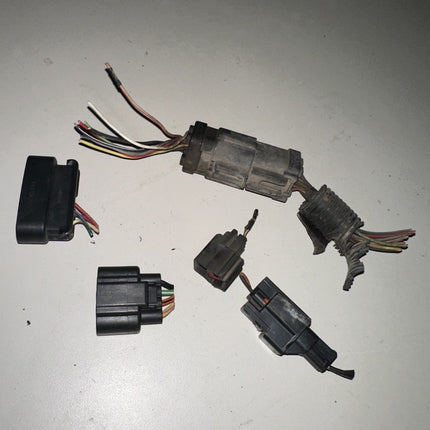 05-06 Ford Mustang Miscellaneous Eletrical Connectors Plugs OEM W/ Wires