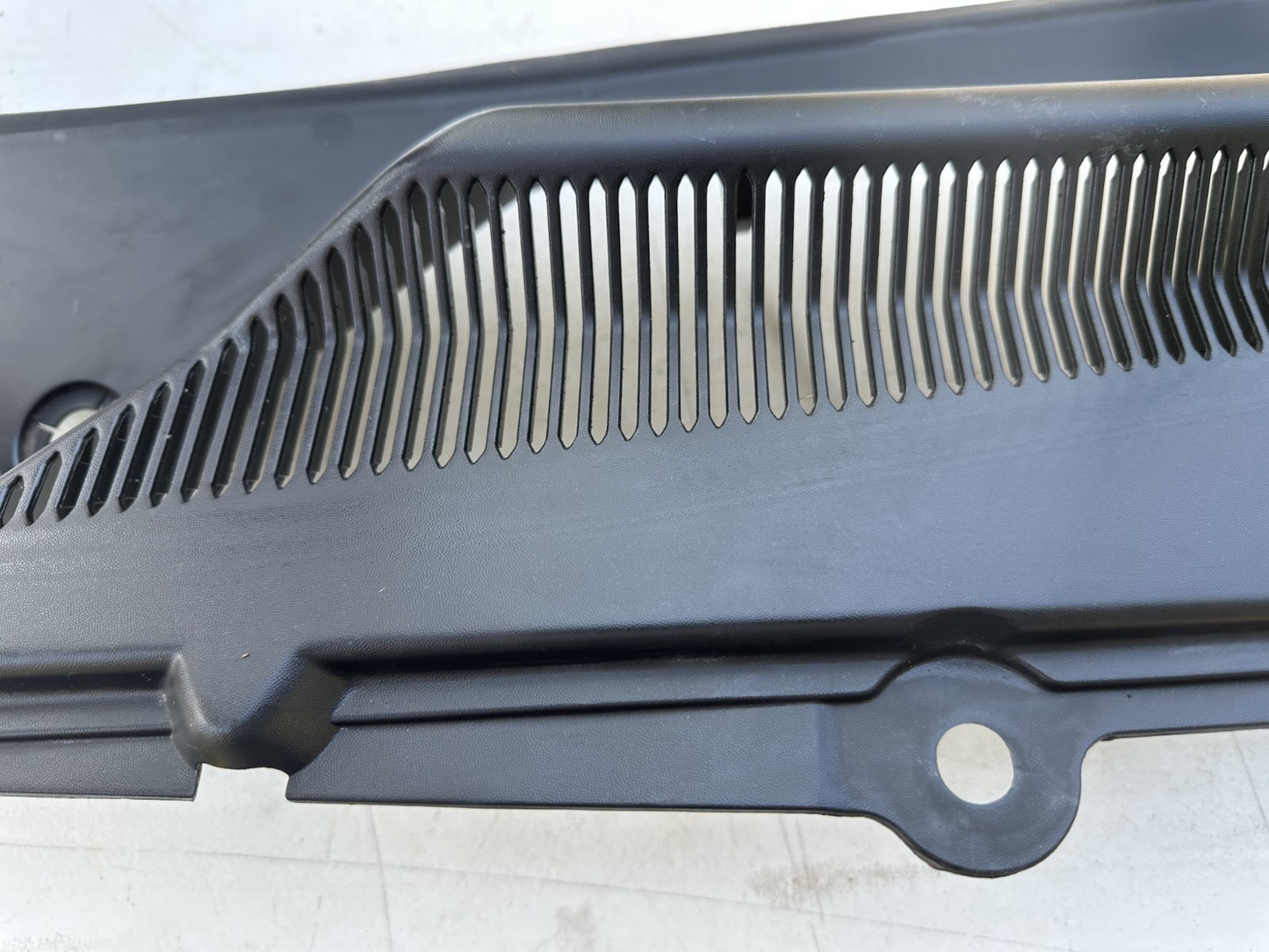 05-09 Ford Mustang LH & RH Driver Passenger Wiper Dash Top Cowl Grille Vent OEM