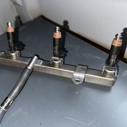 05-07 Ford Mustang 4.6 3V GT OEM Injector Fuel Rail With Sensor & Injectors