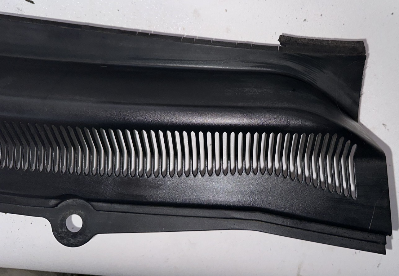 05-09 Ford Mustang RH Passenger Wiper Dash Top Cowl Grille Vent OEM