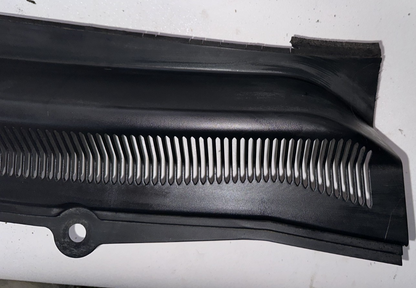 05-09 Ford Mustang RH Passenger Wiper Dash Top Cowl Grille Vent OEM