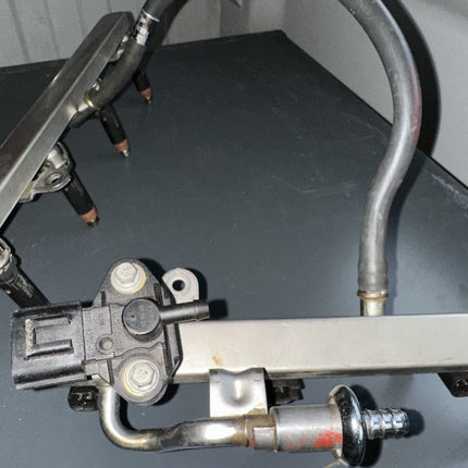 05-07 Ford Mustang 4.6 3V GT OEM Injector Fuel Rail With Sensor & Injectors