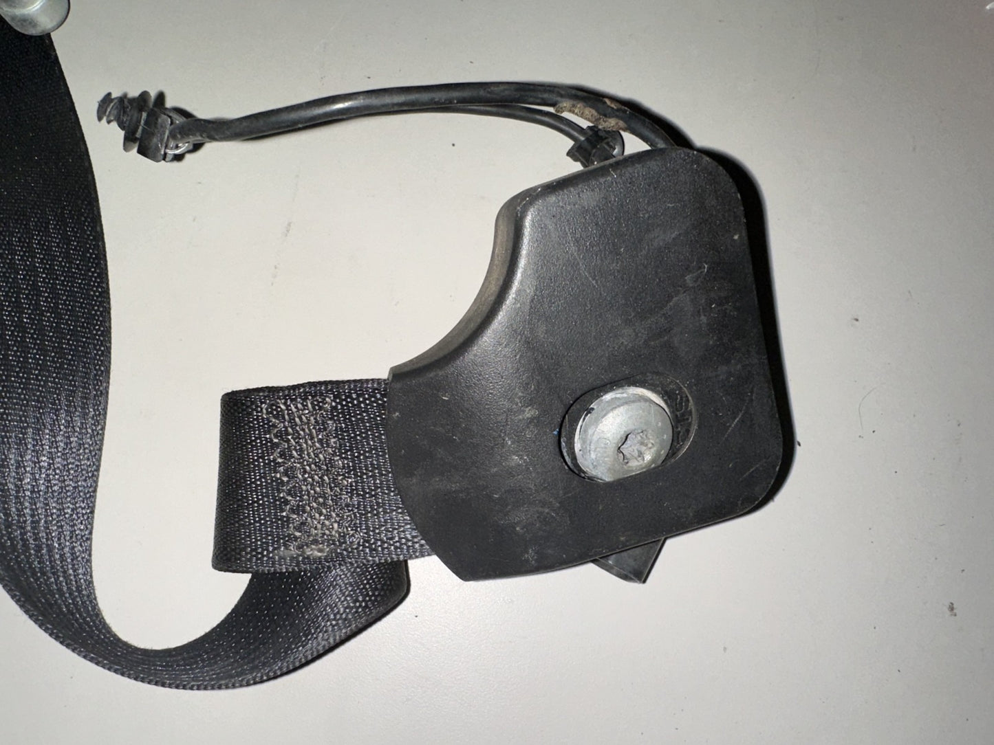 05-06 Ford Mustang Passenger Right RH Front Seatbelt With Trim OEM Black Belt