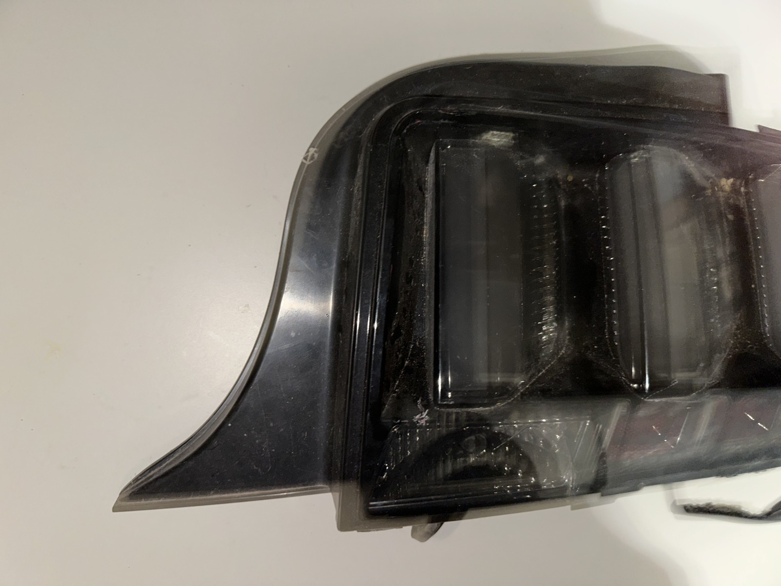 05-09 Ford Mustang LED Tail light With Wiring RH Passenger DAMAGED