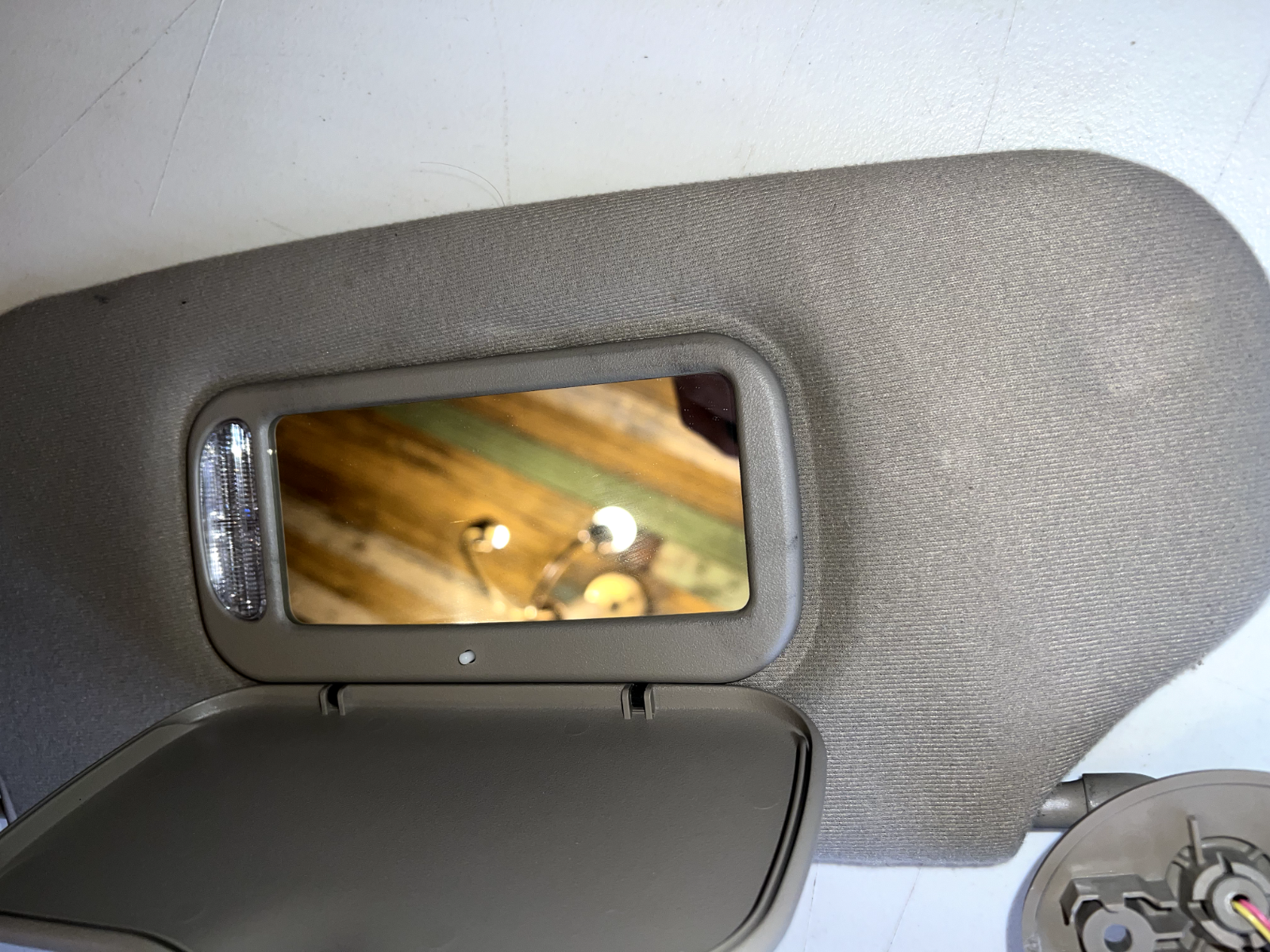 06-10 Ford Explorer  Mountaineer LH Driver Sun Visor With Light OEM Tan