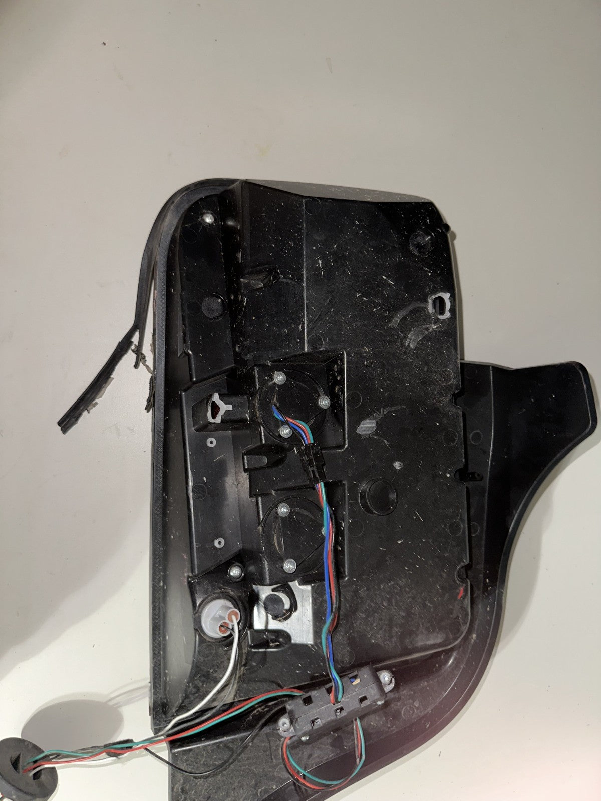 05-09 Ford Mustang LED Tail light With Wiring RH Passenger DAMAGED