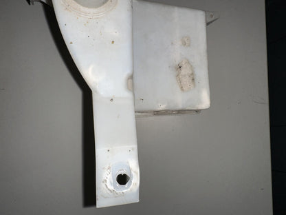 05-09 Ford Mustang Washer Bottle Reservoir With Pump OEM Motorcraft