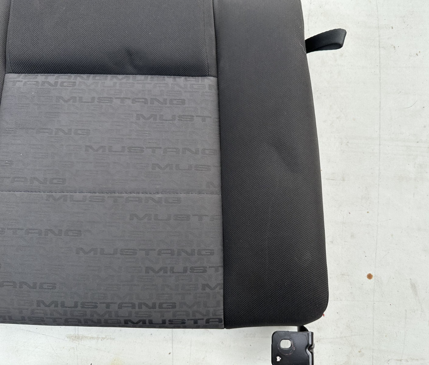05-09 Ford Mustang Charcoal Black Cloth Rear Seat No Brackets V6 Pattern OEM