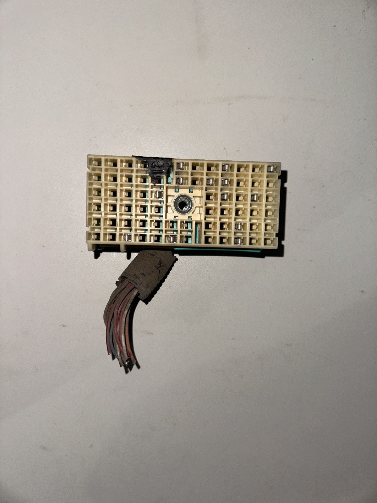 05-06 Ford Mustang Under Hood Fuse Box Connector OEM W/ Wires