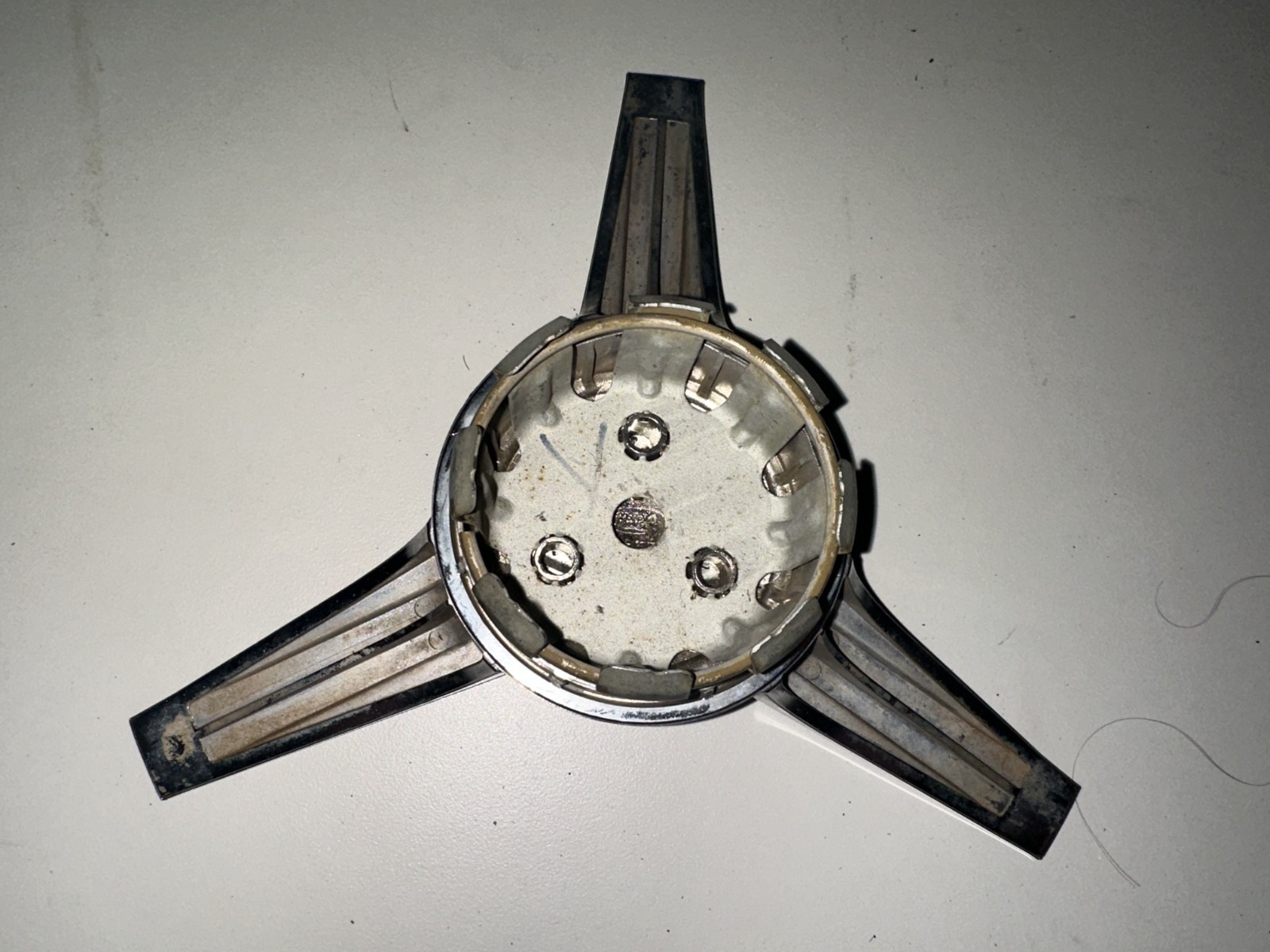 05-09 Ford Mustang 3-bar Spinner Wheel Chrome Center Cap Ford Logo OEM