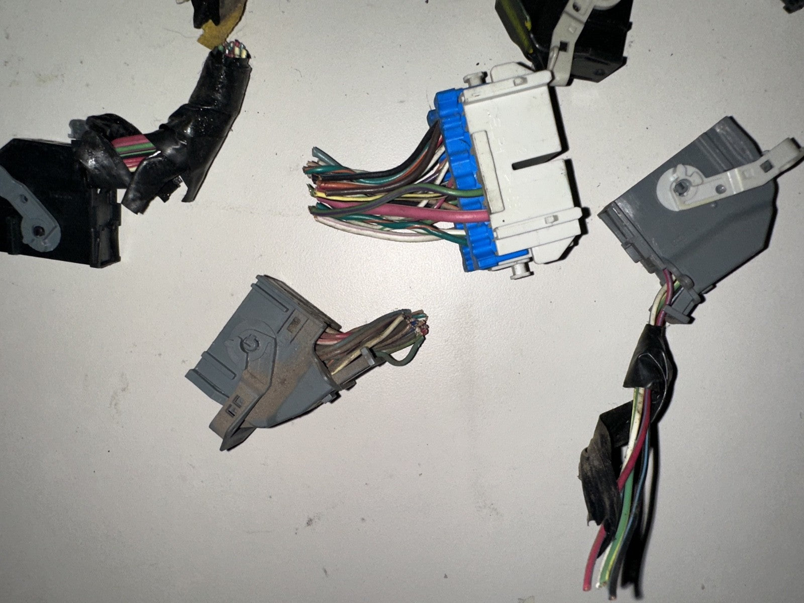 05-06 Ford Mustang BCM Connectors Body Control Module Plug Ins OEM