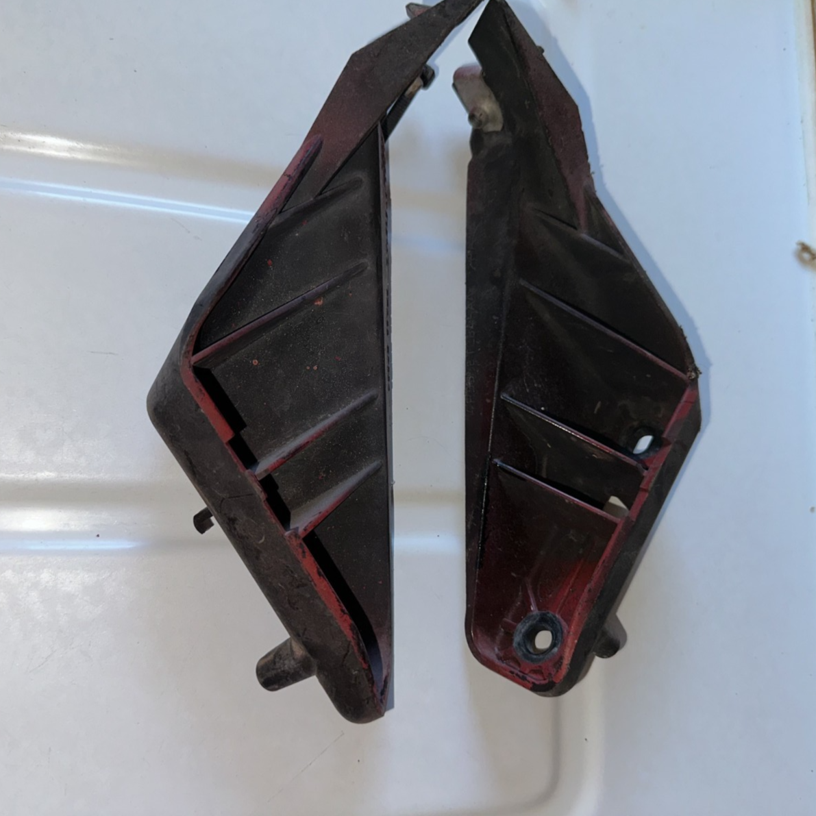 05-09 Ford Mustang Grille Bracket Replacement Pair LH RH Driver Passenger Side