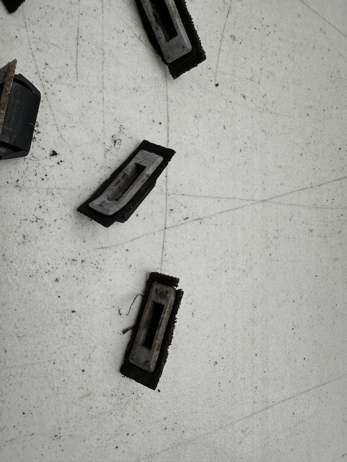 05-14 Ford Mustang Wiper Cowl Clips Retainers Grommets OEM