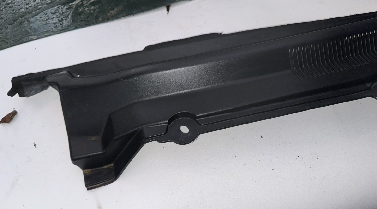 05-09 Ford Mustang RH Passenger Wiper Dash Top Cowl Grille Vent OEM