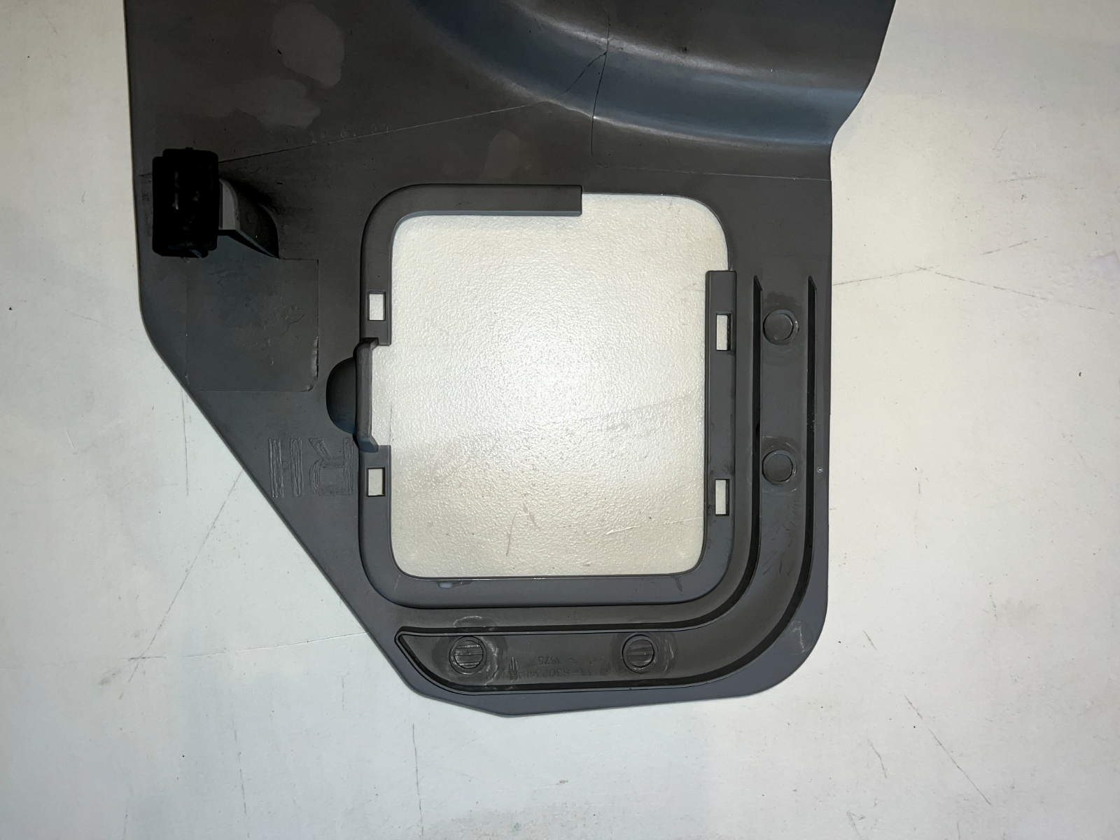 05-09 Ford Mustang Passenger Lower Kick Panel Grey Fuse Box Cover OEM 
