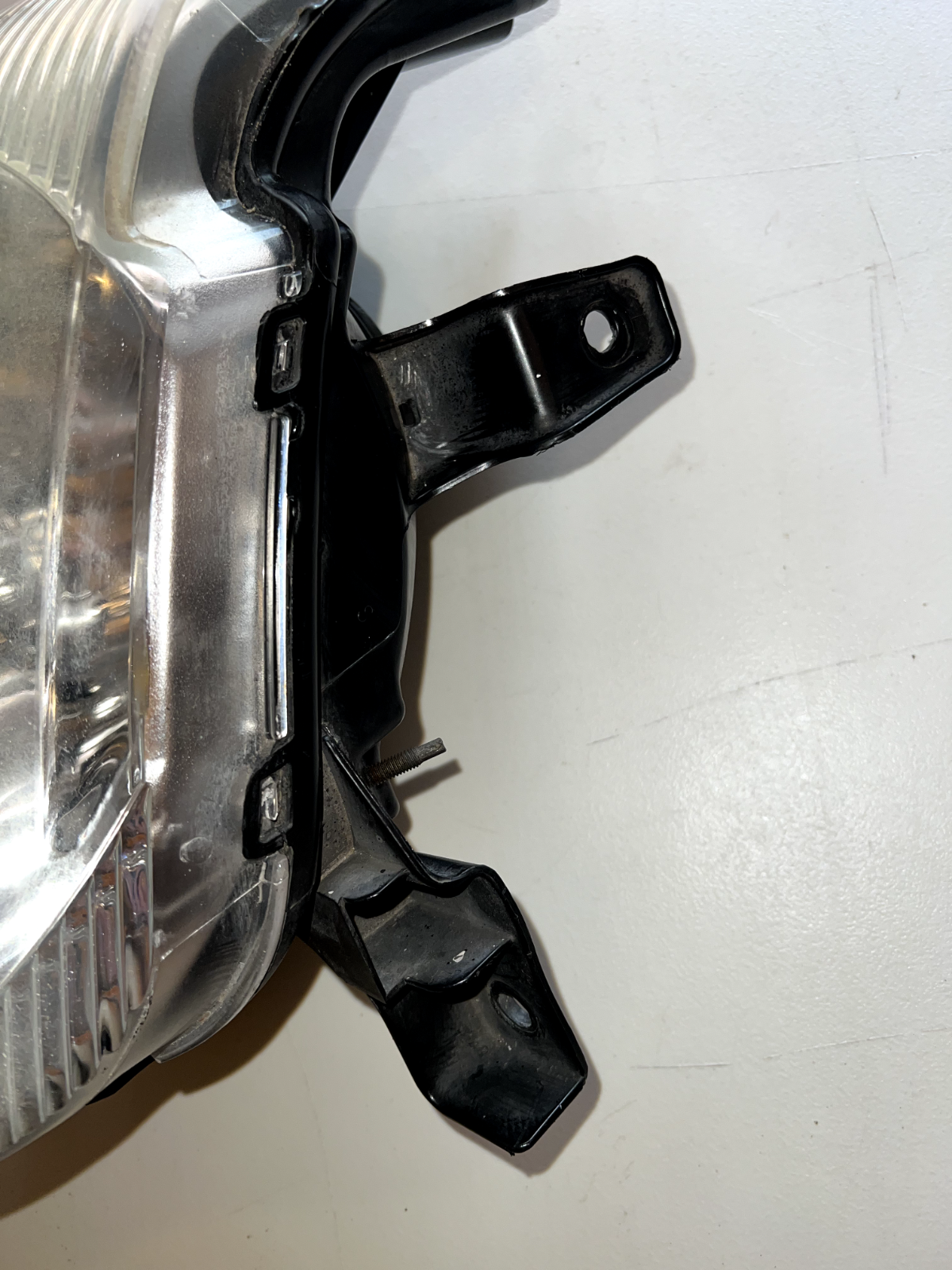 06-10 Ford Explorer Passenger Right Headlight Clear Background OEM With Bulbs