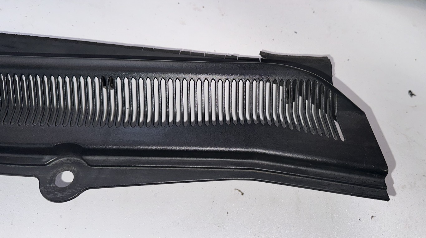 05-09 Ford Mustang RH Passenger Wiper Dash Top Cowl Grille Vent OEM