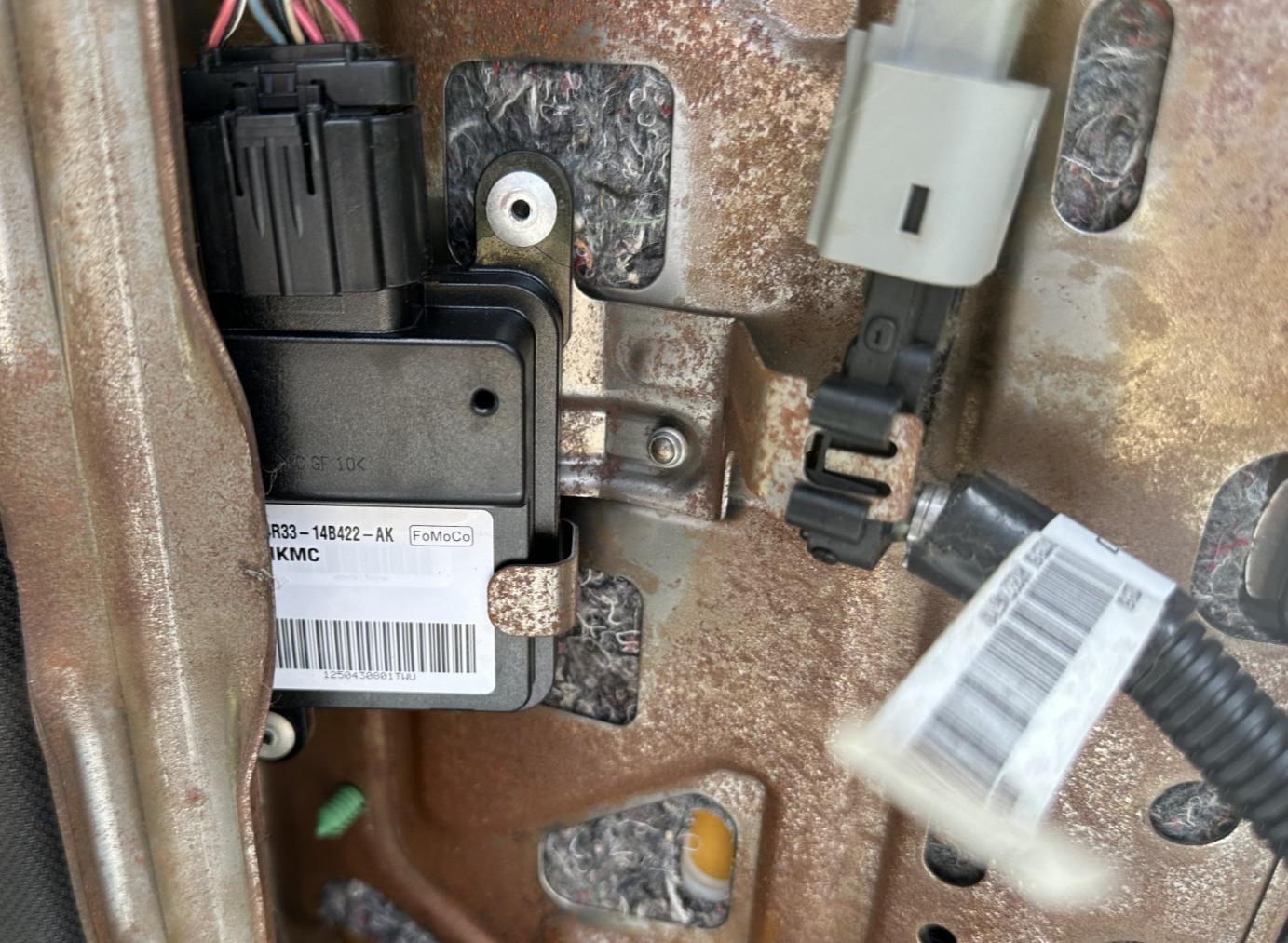 05-09 Ford Mustang 4 Way Manual Seat Track Passenger RH OEM W/ Seat Base Cloth