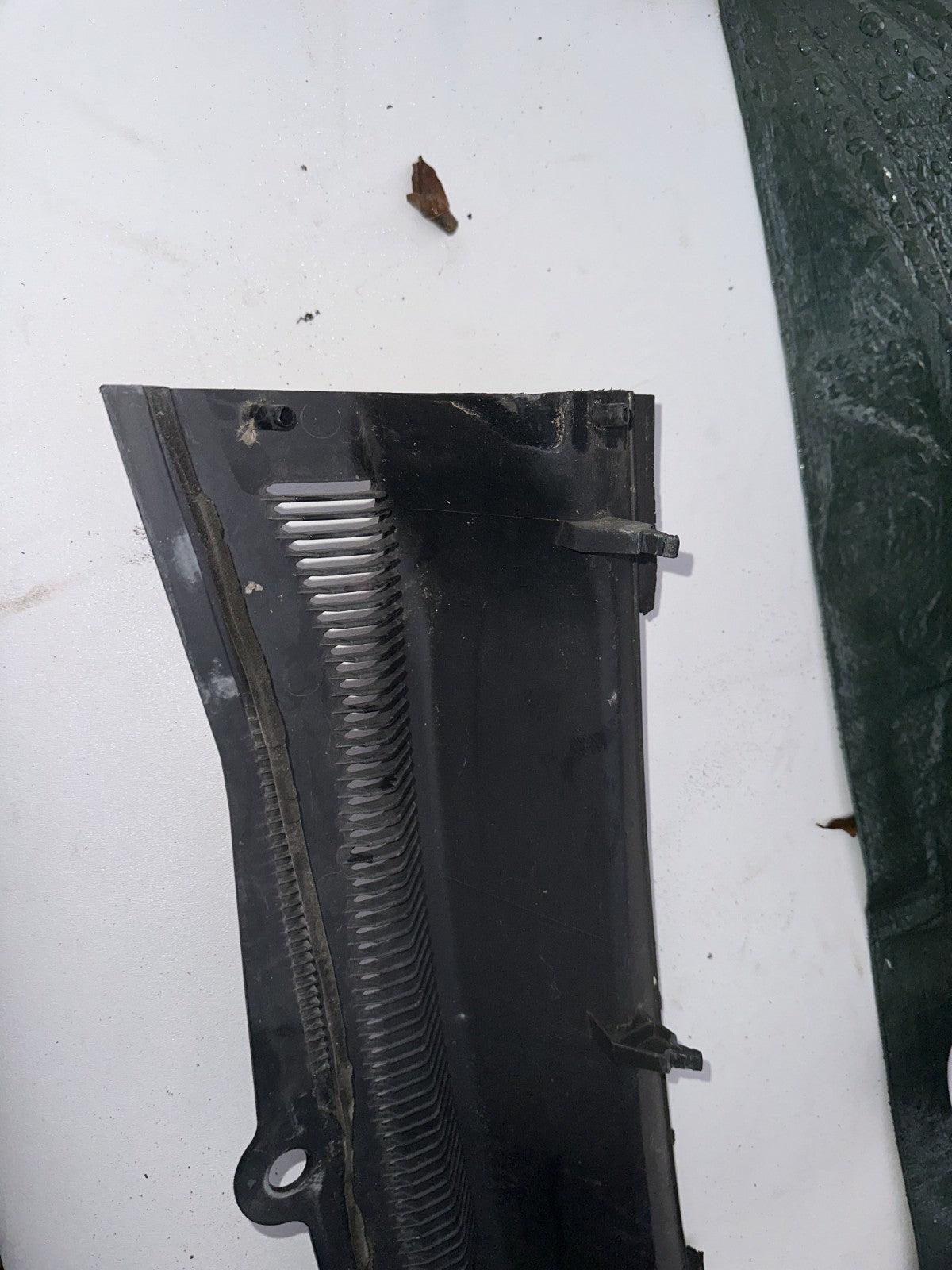 05-09 Ford Mustang RH Passenger Wiper Dash Top Cowl Grille Vent OEM