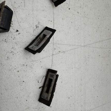 05-14 Ford Mustang Wiper Cowl Clips Retainers Grommets OEM