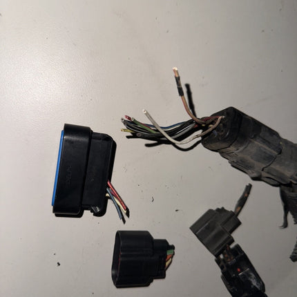 05-06 Ford Mustang Miscellaneous Eletrical Connectors Plugs OEM W/ Wires