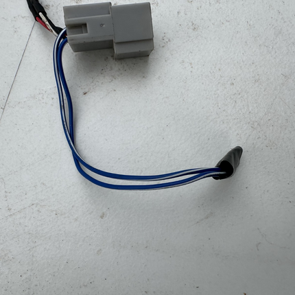 05-09 Ford Mustang Aftermarket Radio Wiring Plug W/ Shaker 500 Adapter