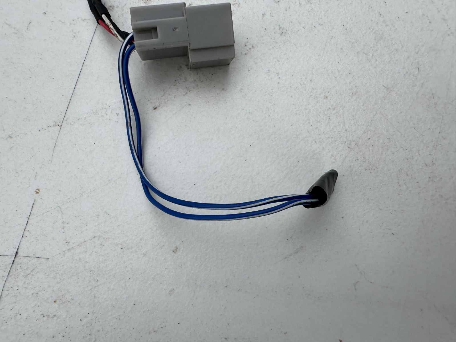 05-09 Ford Mustang Aftermarket Radio Wiring Plug W/ Shaker 500 Adapter