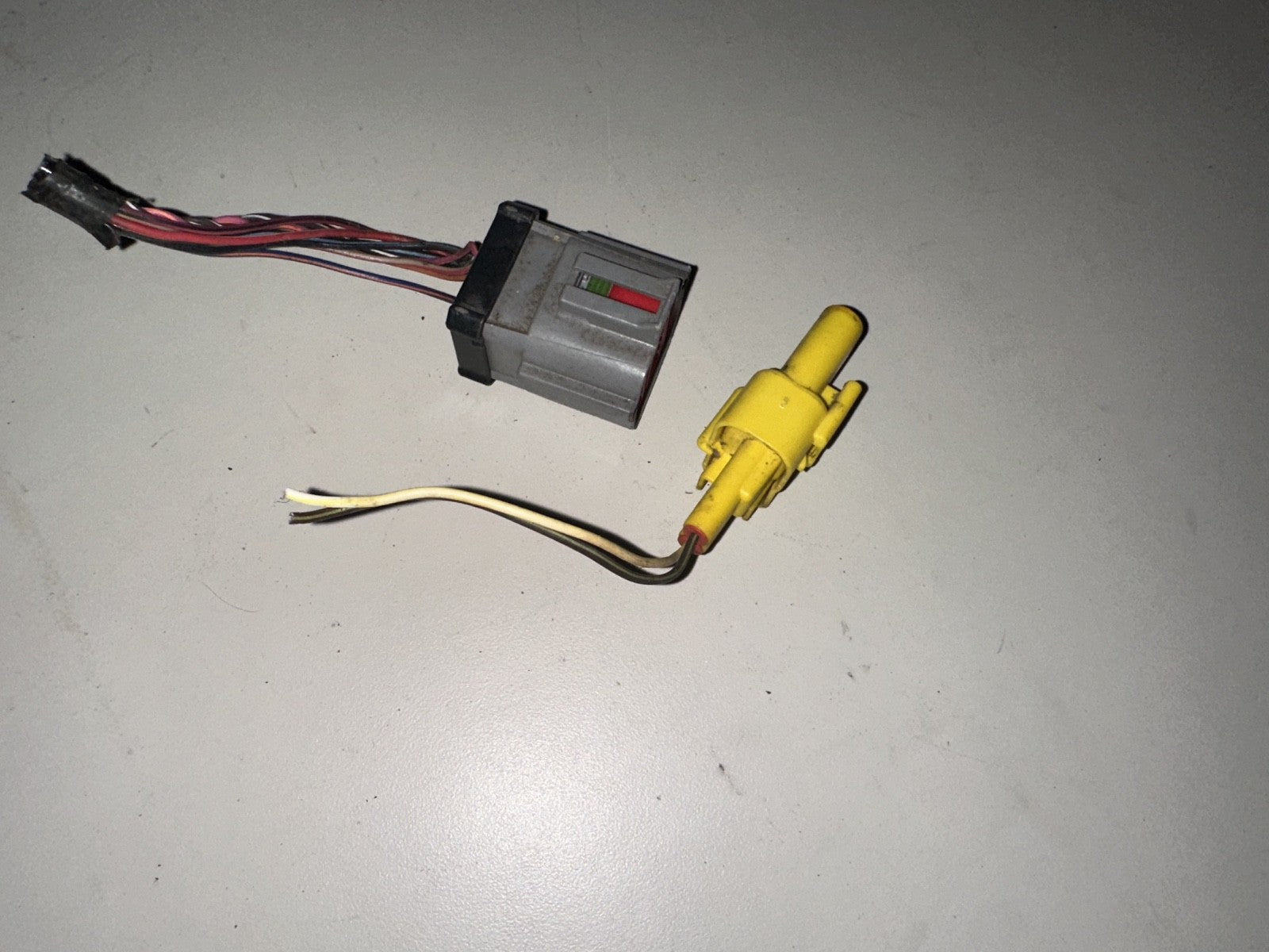 05-09 Ford Mustang Lower Front Seat Wire Plugs OEM RH Passenger