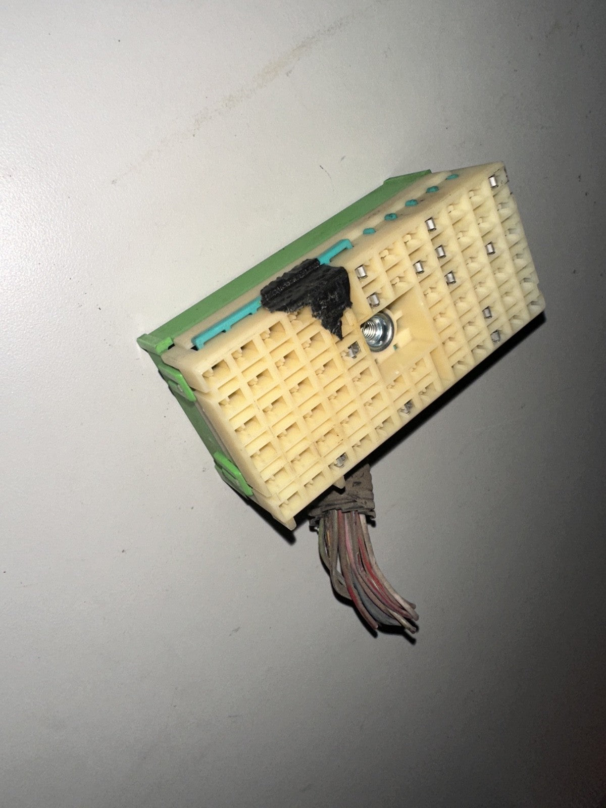 05-06 Ford Mustang Under Hood Fuse Box Connector OEM W/ Wires