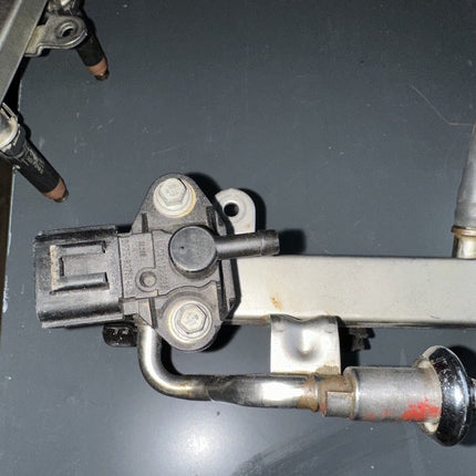 05-07 Ford Mustang 4.6 3V GT OEM Injector Fuel Rail With Sensor & Injectors