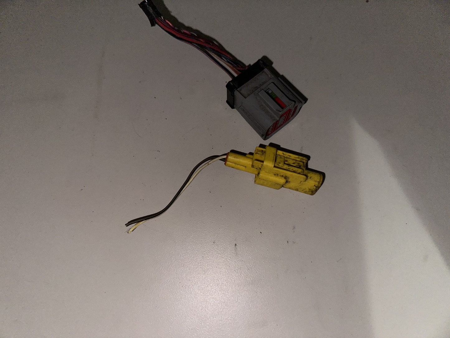 05-09 Ford Mustang Lower Front Seat Wire Plugs OEM RH Passenger