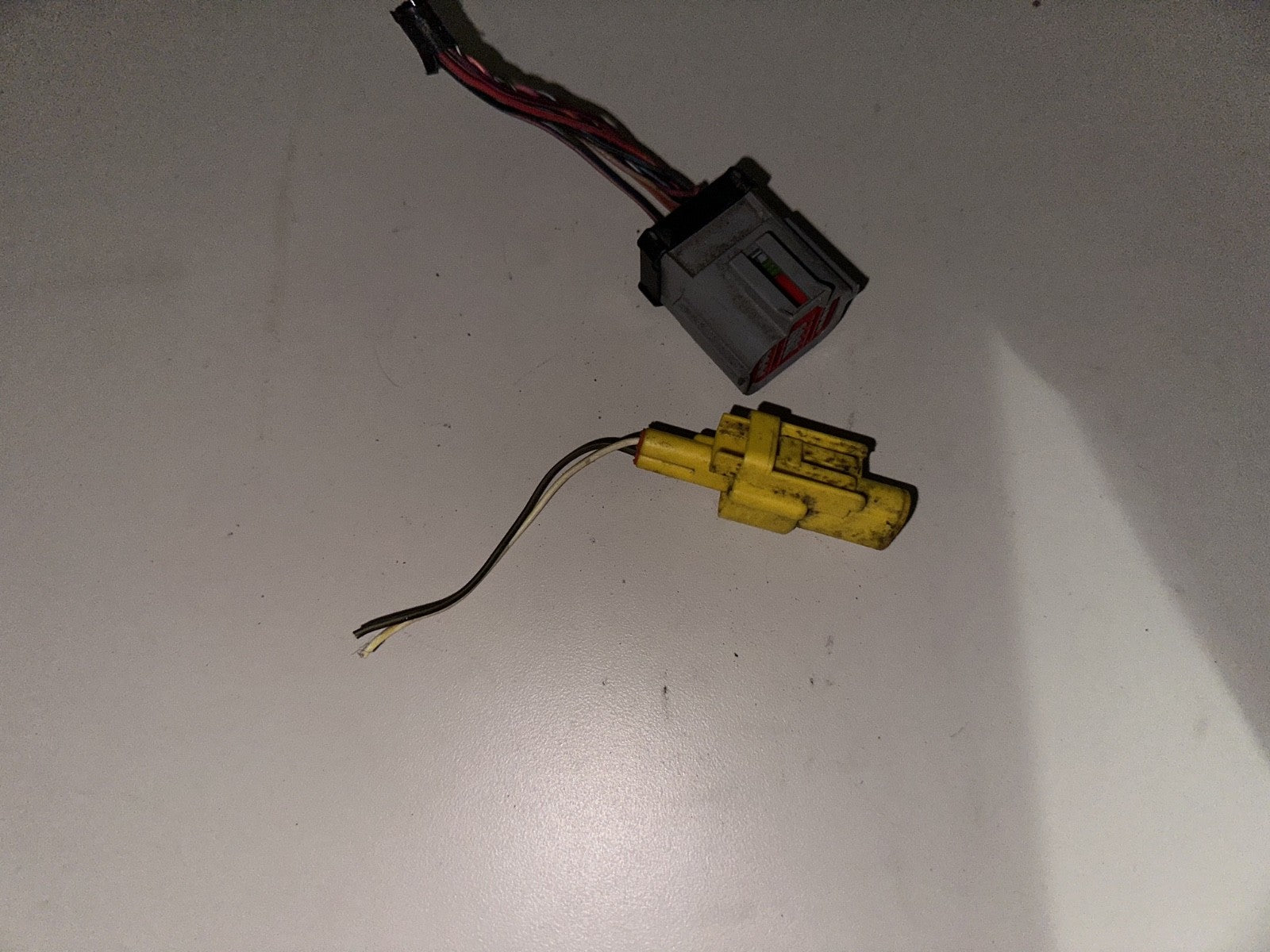 05-09 Ford Mustang Lower Front Seat Wire Plugs OEM RH Passenger