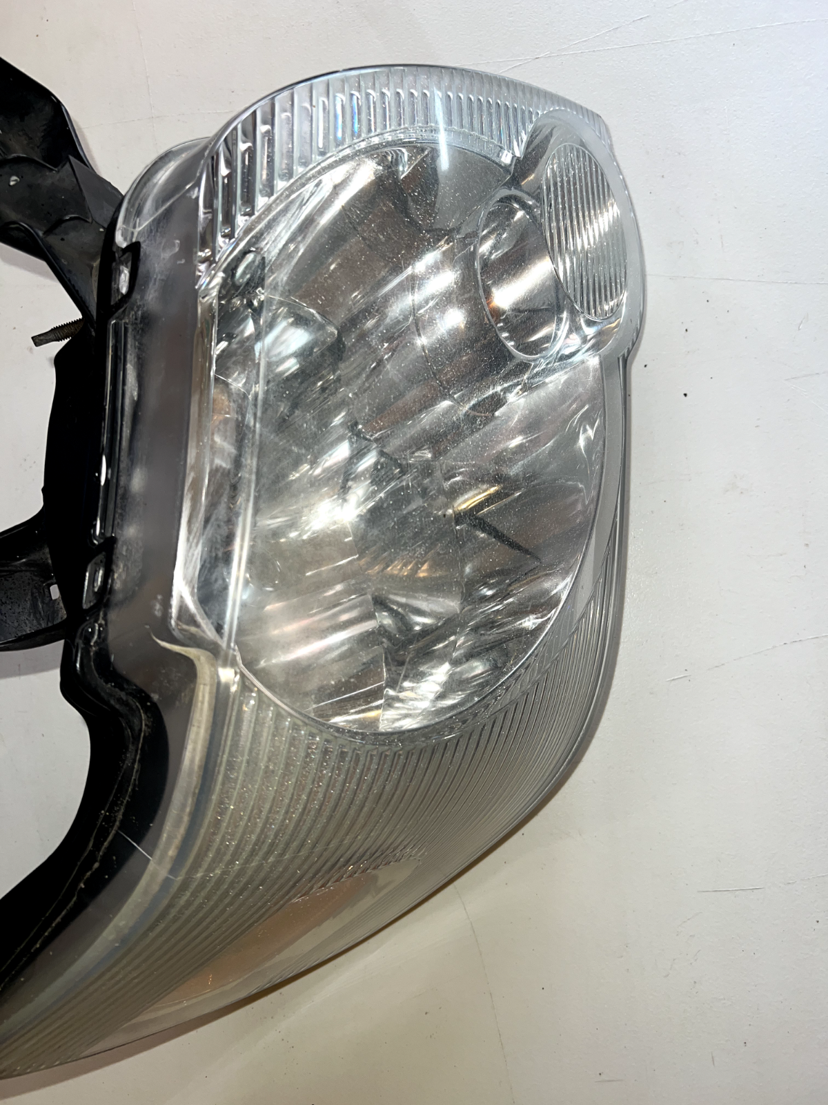 06-10 Ford Explorer Passenger Right Headlight Clear Background OEM With Bulbs