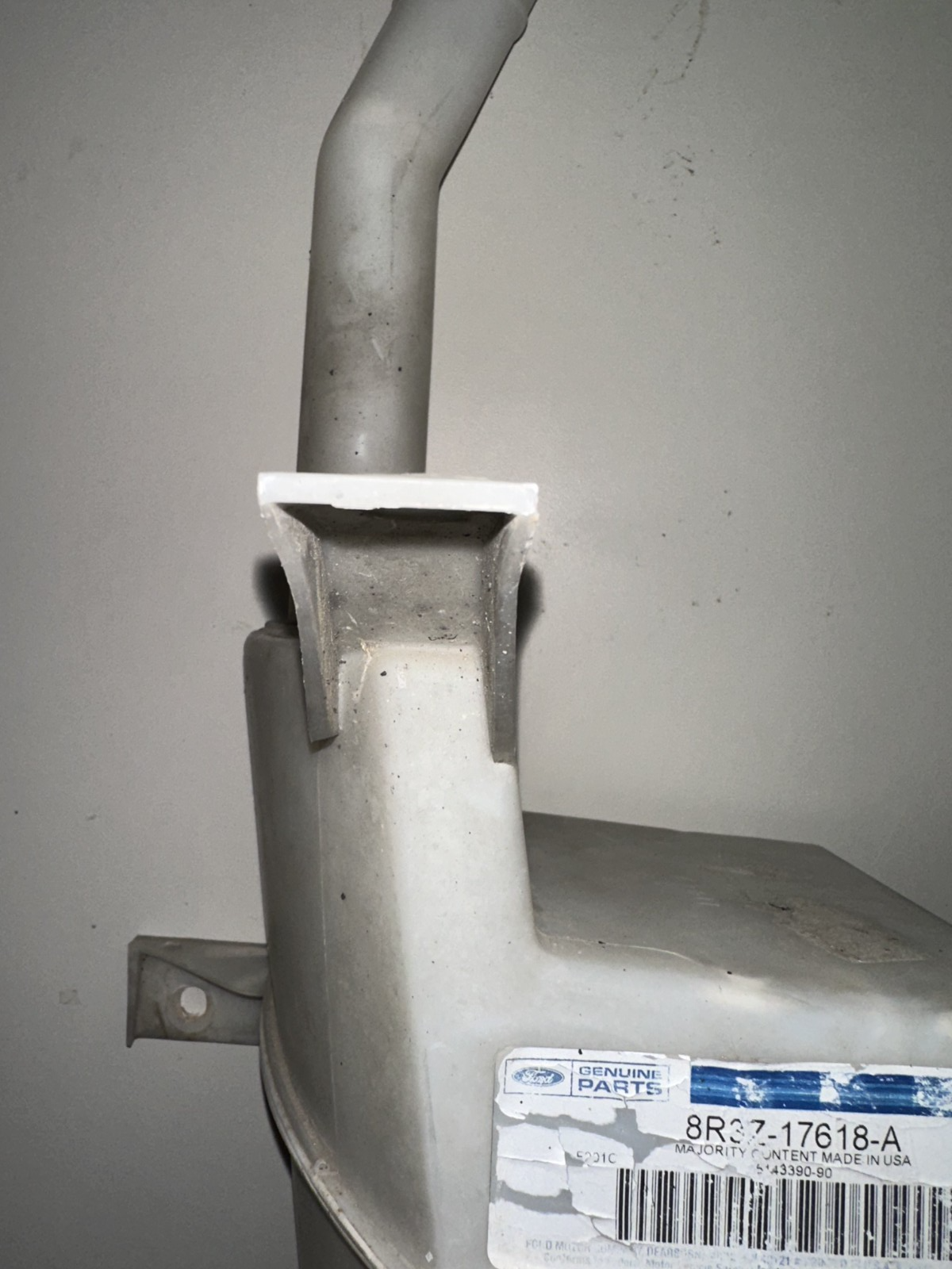 05-09 Ford Mustang Washer Bottle Reservoir With Pump OEM Motorcraft
