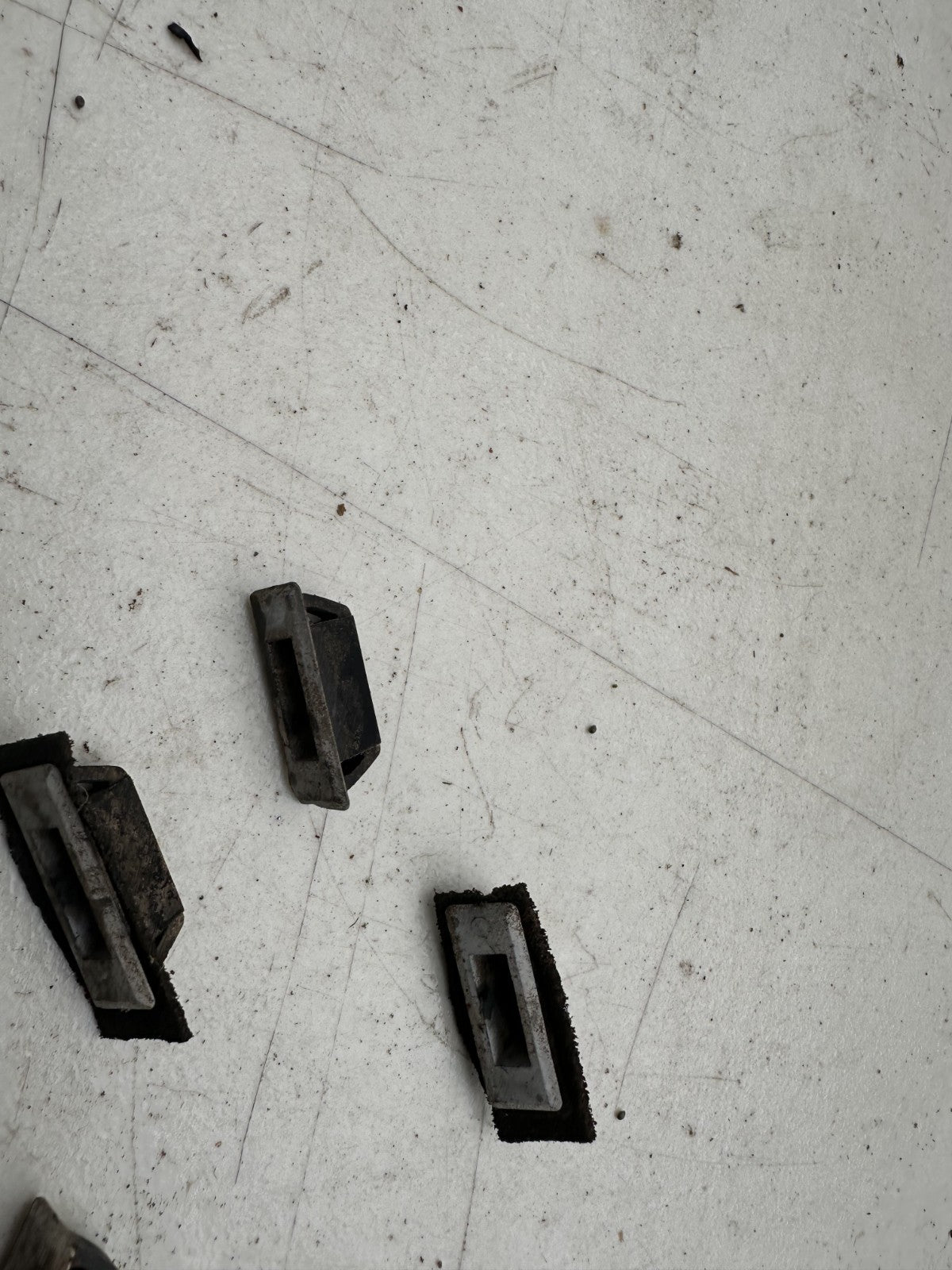 05-14 Ford Mustang Wiper Cowl Clips Retainers Grommets OEM