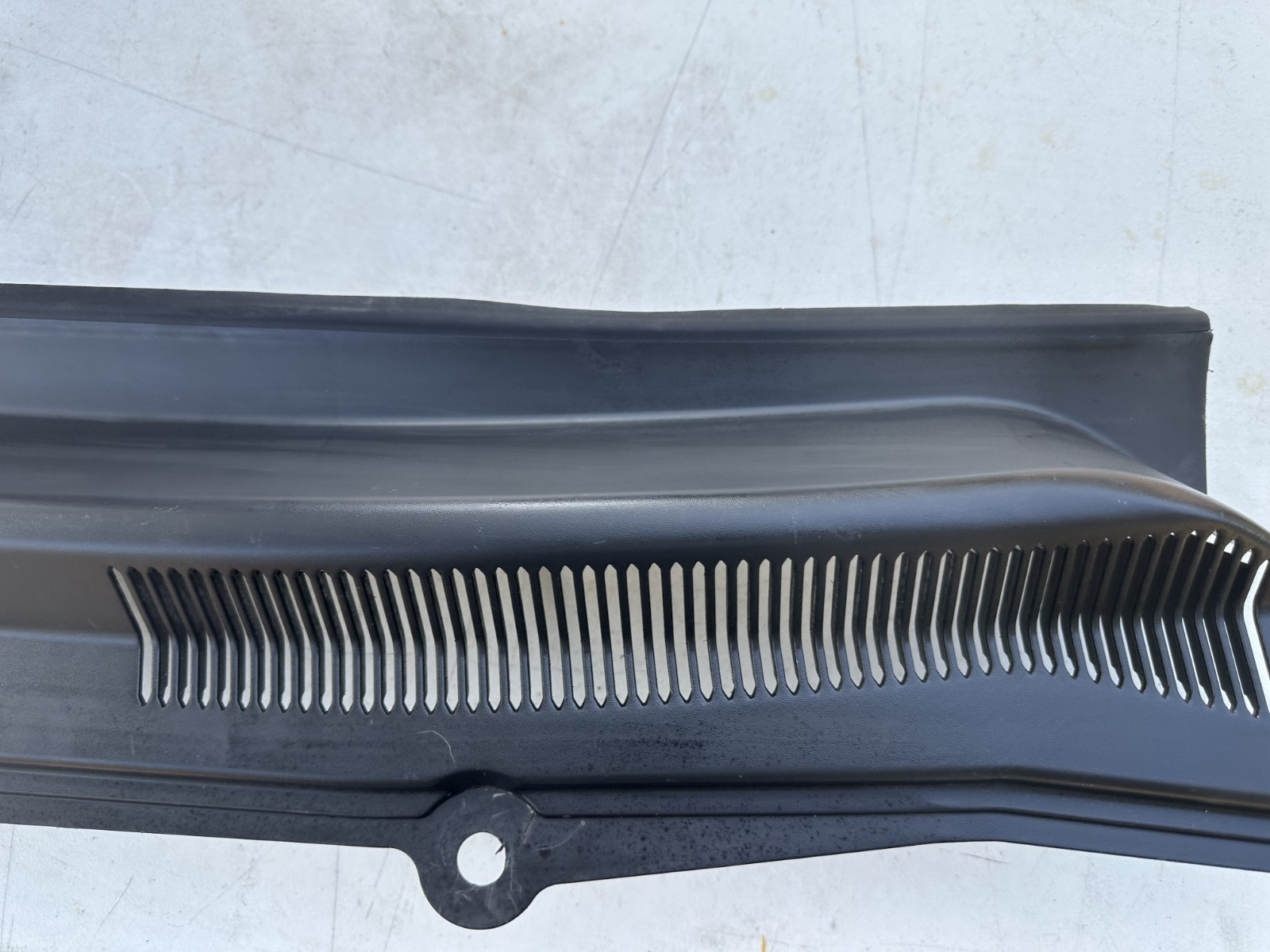 05-09 Ford Mustang LH & RH Driver Passenger Wiper Dash Top Cowl Grille Vent OEM