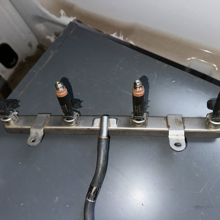 05-07 Ford Mustang 4.6 3V GT OEM Injector Fuel Rail With Sensor & Injectors