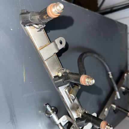 05-07 Ford Mustang 4.6 3V GT OEM Injector Fuel Rail With Sensor & Injectors