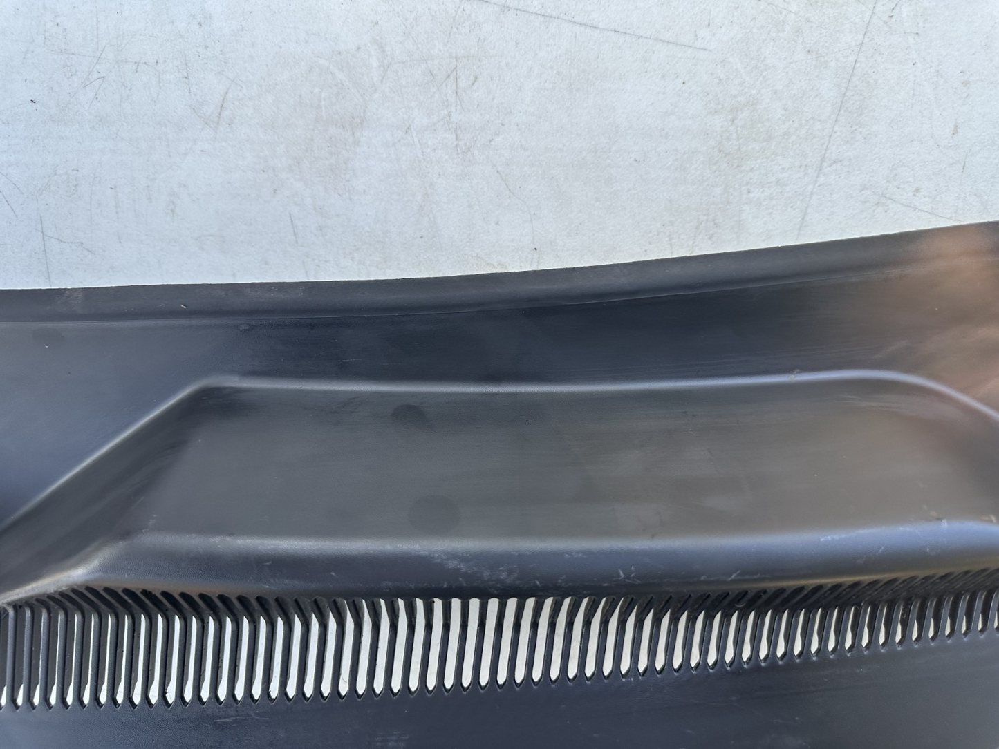 05-09 Ford Mustang LH & RH Driver Passenger Wiper Dash Top Cowl Grille Vent OEM