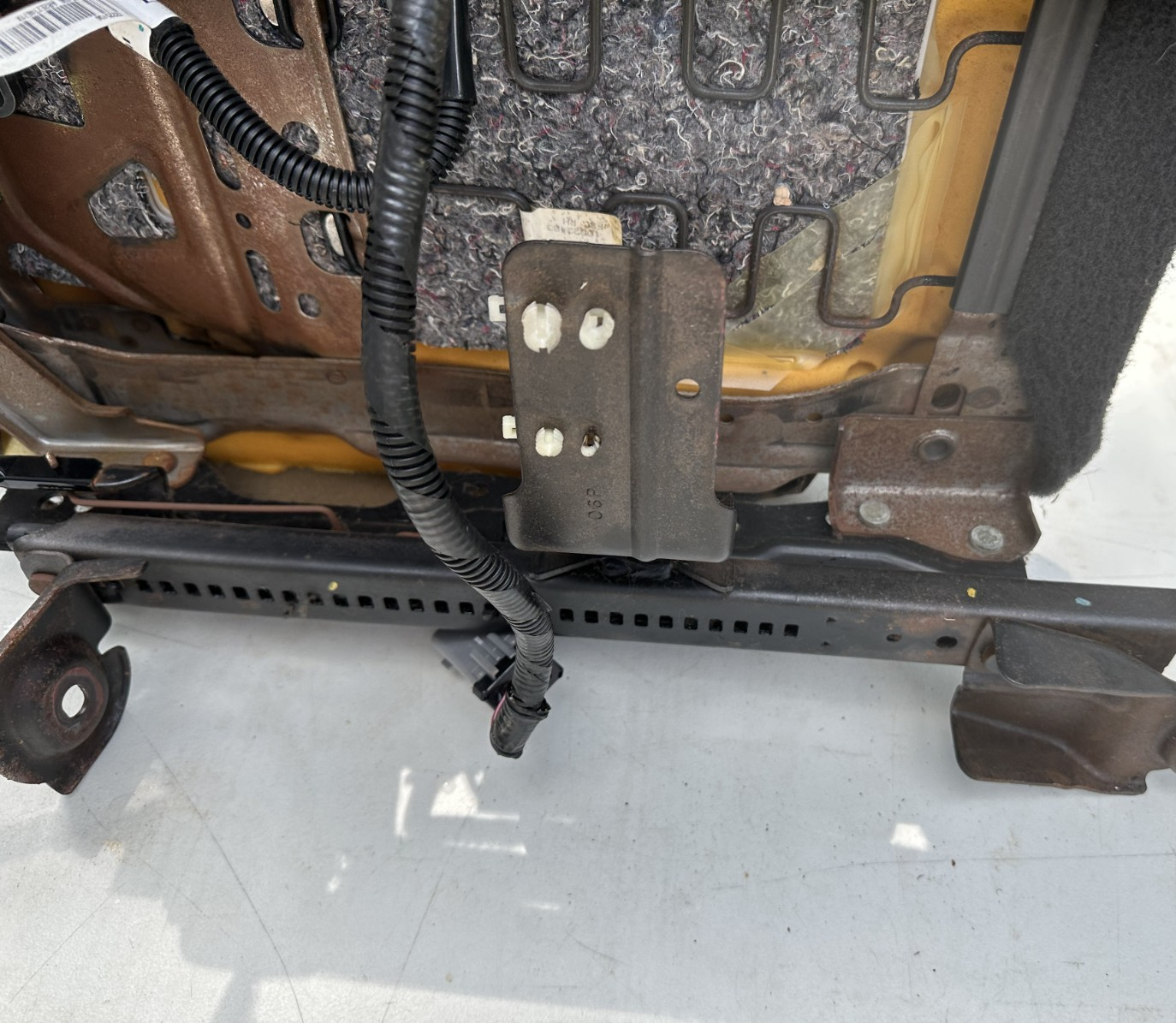 05-09 Ford Mustang 4 Way Manual Seat Track Passenger RH OEM W/ Seat Base Cloth