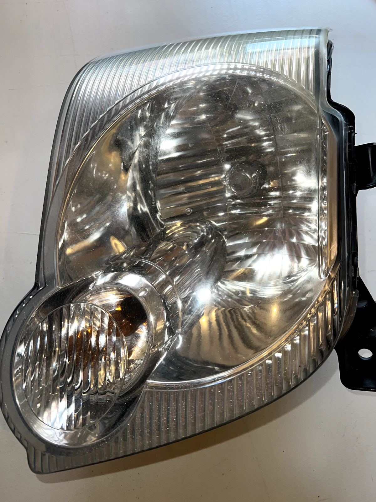 06-10 Ford Explorer Passenger Right Headlight Clear Background OEM With Bulbs