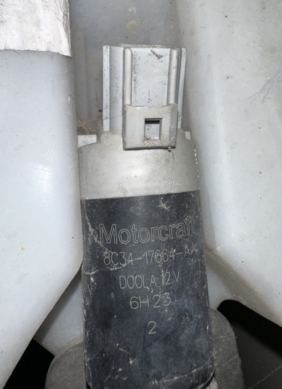 05-09 Ford Mustang Washer Bottle Reservoir With Pump OEM Motorcraft